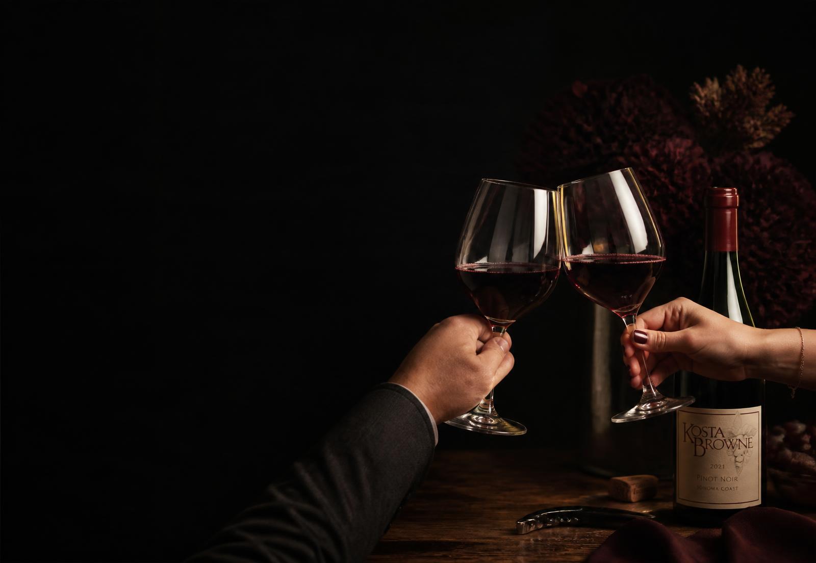 Brinde com vinho em ambiente aconchegante